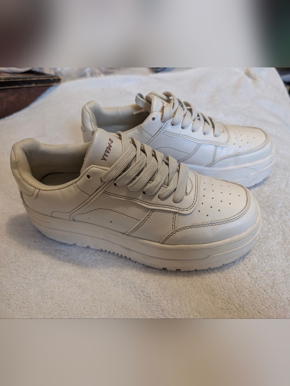 Bershka Women’s Platform Low-Top Sneakers in Cream 38